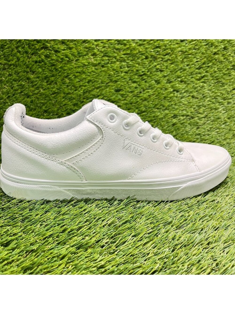 Vans Seldan Low Mens Size 10 White Athletic Walking Skateboard Shoes Sneakers